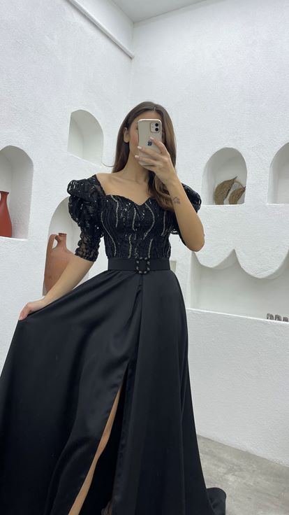 Vestido de noche de satén negro con mangas abullonadas  bordado y cinturón